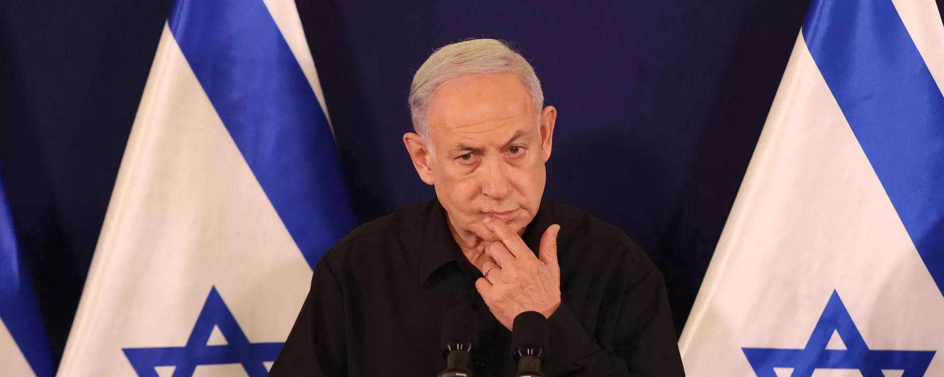 Primeiro-ministro israelense, Benjamin Netanyahu durante entrevista coletiva na base militar de Kirya, em Tel Aviv, em 28 de outubro de 2023 - Sputnik Brasil, 1920, 05.12.2023