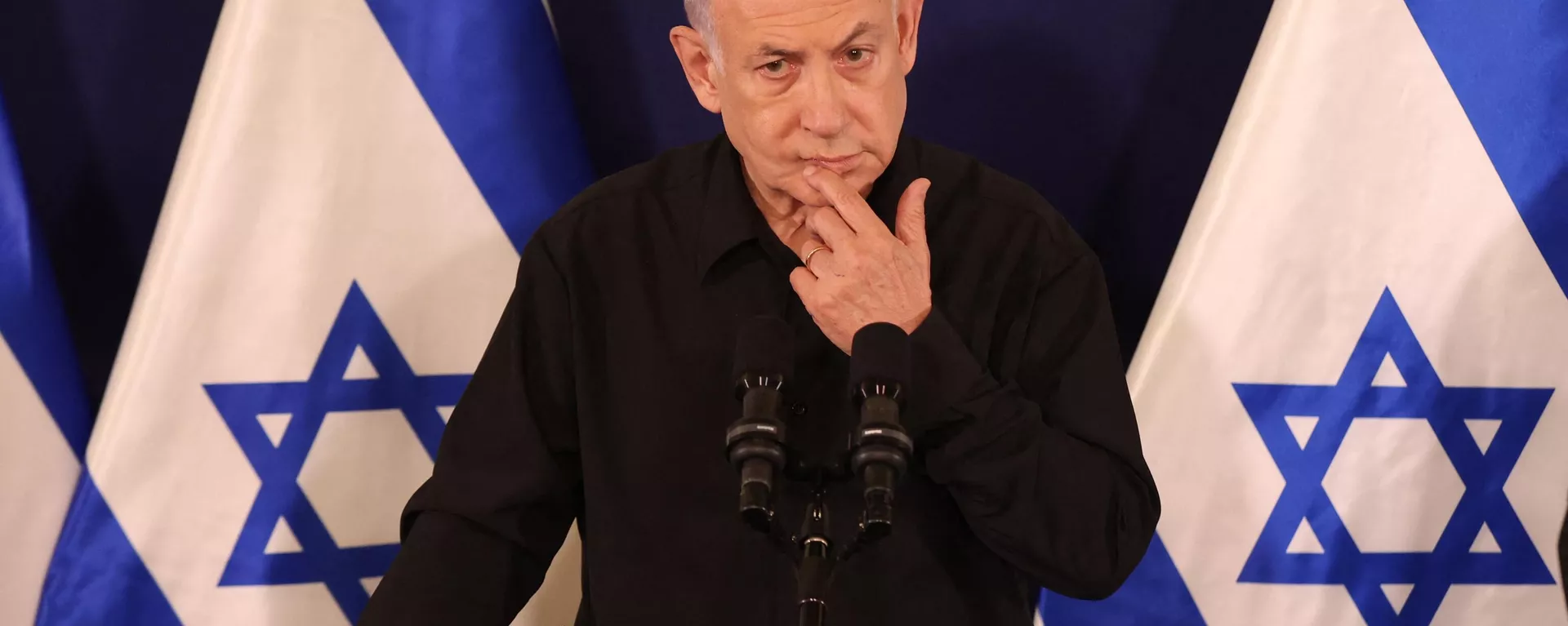 Primeiro-ministro israelense, Benjamin Netanyahu durante entrevista coletiva na base militar de Kirya, em Tel Aviv, em 28 de outubro de 2023 - Sputnik Brasil, 1920, 05.12.2023