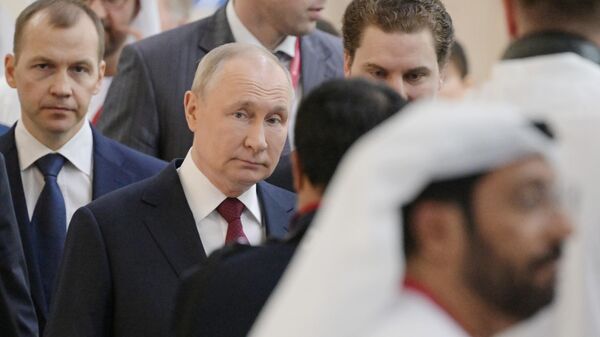Presidente russo Vladimir Putin no pavilhão dos EAU no Fórum Econômico Internacional de São Petersburgo, 16 de junho de 2023 - Sputnik Brasil