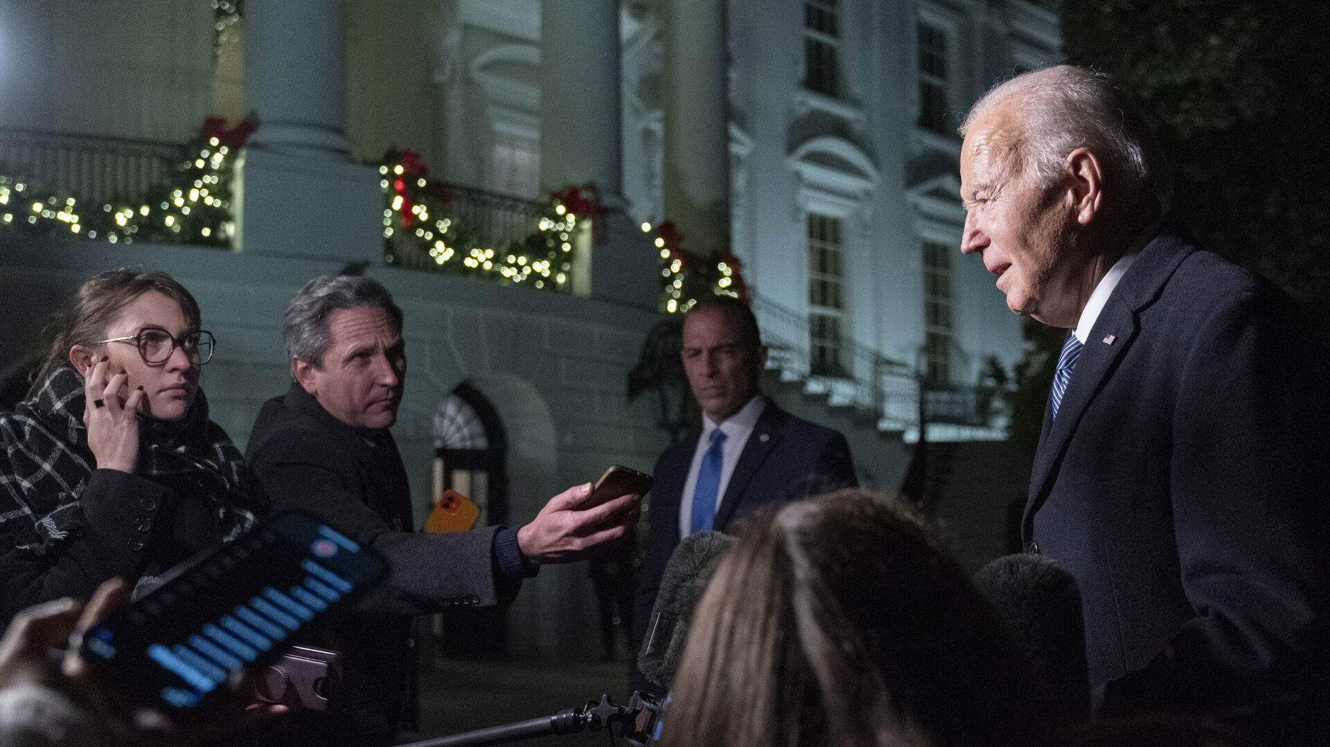 O presidente Joe Biden fala à mídia ao retornar à Casa Branca, em Washington D.C., após uma parada em Boston, em 5 de dezembro de 2023 - Sputnik Brasil, 1920, 01.02.2024