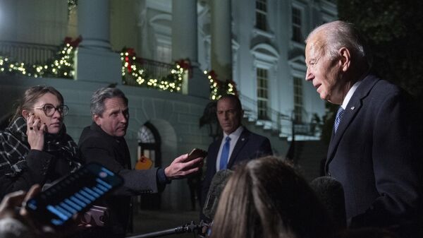 O presidente Joe Biden fala à mídia ao retornar à Casa Branca, em Washington D.C., após uma parada em Boston, em 5 de dezembro de 2023 - Sputnik Brasil