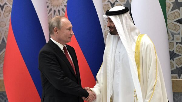 O presidente russo, Vladimir Putin, e o príncipe herdeiro de Abu Dhabi, Mohamed bin Zayed Al Nahyan, apertam as mãos durante a cerimônia oficial de boas-vindas em Abu Dhabi, Emirados Árabes Unidos, 15 de outubro de 2019 - Sputnik Brasil