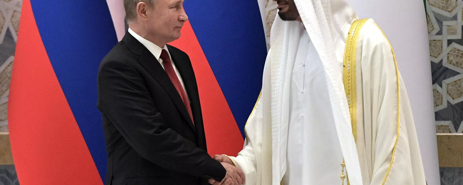 O presidente russo, Vladimir Putin, e o príncipe herdeiro de Abu Dhabi, Mohamed bin Zayed Al Nahyan, apertam as mãos durante a cerimônia oficial de boas-vindas em Abu Dhabi, Emirados Árabes Unidos, 15 de outubro de 2019 - Sputnik Brasil, 1920, 06.12.2023