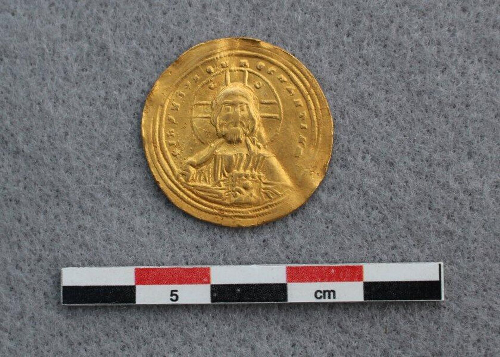 Moeda de ouro de mil anos, representando Jesus e os imperadores bizantinos Basílio II e Constantino VII, encontrada nas montanhas de Vestre Slidre, Noruega - Sputnik Brasil, 1920, 06.12.2023