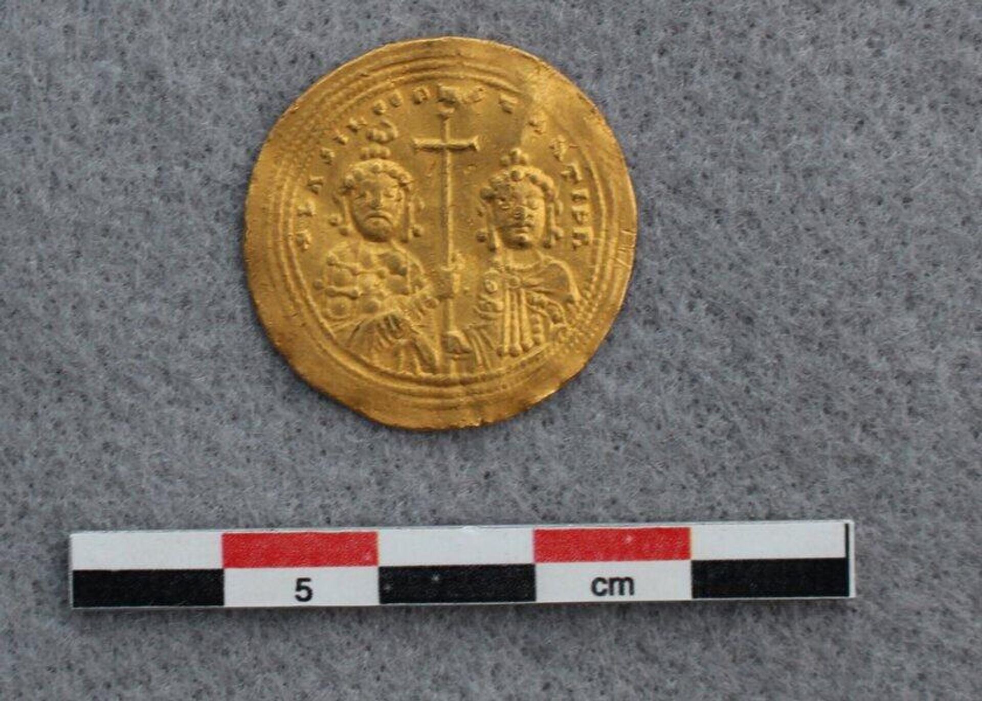 Moeda de ouro de mil anos, representando Jesus e os imperadores bizantinos Basílio II e Constantino VII, encontrada nas montanhas de Vestre Slidre, Noruega - Sputnik Brasil, 1920, 06.12.2023