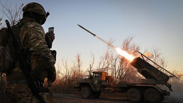 Militares russos disparam um lançador múltiplo de foguetes BM-21 Grad contra posições ucranianas durante a operação militar russa na Ucrânia, em local desconhecido na República Popular de Donetsk (RPD), na Rússia, 28 de outubro de 2023 - Sputnik Brasil