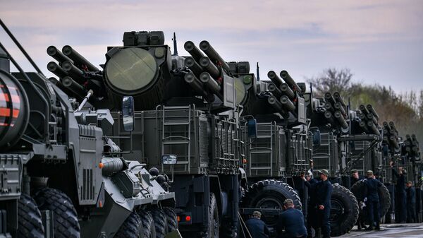 Veículos móveis autopropulsados do sistema antiaéreo superfície-ar Pantsir-S estacionados durante a preparação para o desfile militar do Dia da Vitória, em Moscou, Rússia - Sputnik Brasil