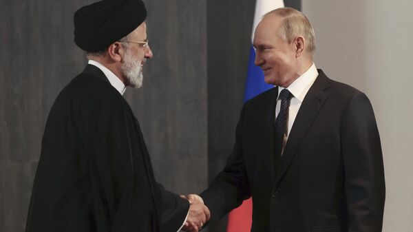 Ebrahim Raisi (à esquerda) e Vladimir Putin (à direita), presidentes do Irã e da Rússia, respectivamente, apertam as mãos durante reunião à margem da cúpula da Organização de Cooperação de Xangai (OCX) em Samarkand, Uzbequistão, 15 de setembro de 2022. - Sputnik Brasil