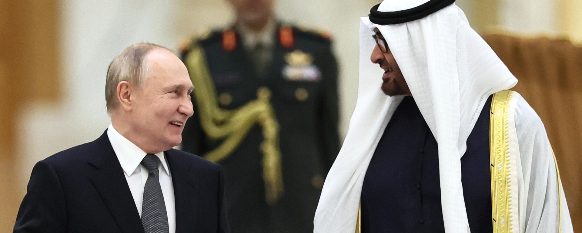 O presidente russo, Vladimir Putin (E), e o presidente dos Emirados Árabes Unidos, Mohamed bin Zayed Al Nahyan, chegam para a cerimônia de boas-vindas antes de uma reunião no Palácio Qasr Al Watan, em Abu Dhabi, Emirados Árabes Unidos, 06 de dezembro de 2023 - Sputnik Brasil, 1920, 07.12.2023