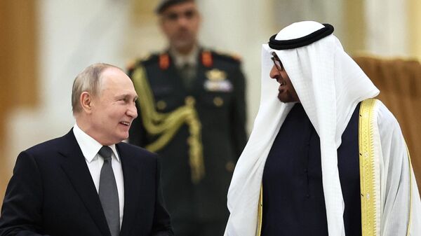 O presidente russo, Vladimir Putin (E), e o presidente dos Emirados Árabes Unidos, Mohamed bin Zayed Al Nahyan, chegam para a cerimônia de boas-vindas antes de uma reunião no Palácio Qasr Al Watan, em Abu Dhabi, Emirados Árabes Unidos, 06 de dezembro de 2023 - Sputnik Brasil