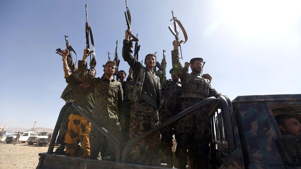 Combatentes houthis recém-recrutados em veículo militar durante reunião para mobilizar mais combatentes em Sanaa, Iêmen, 3 de janeiro de 2017 - Sputnik Brasil
