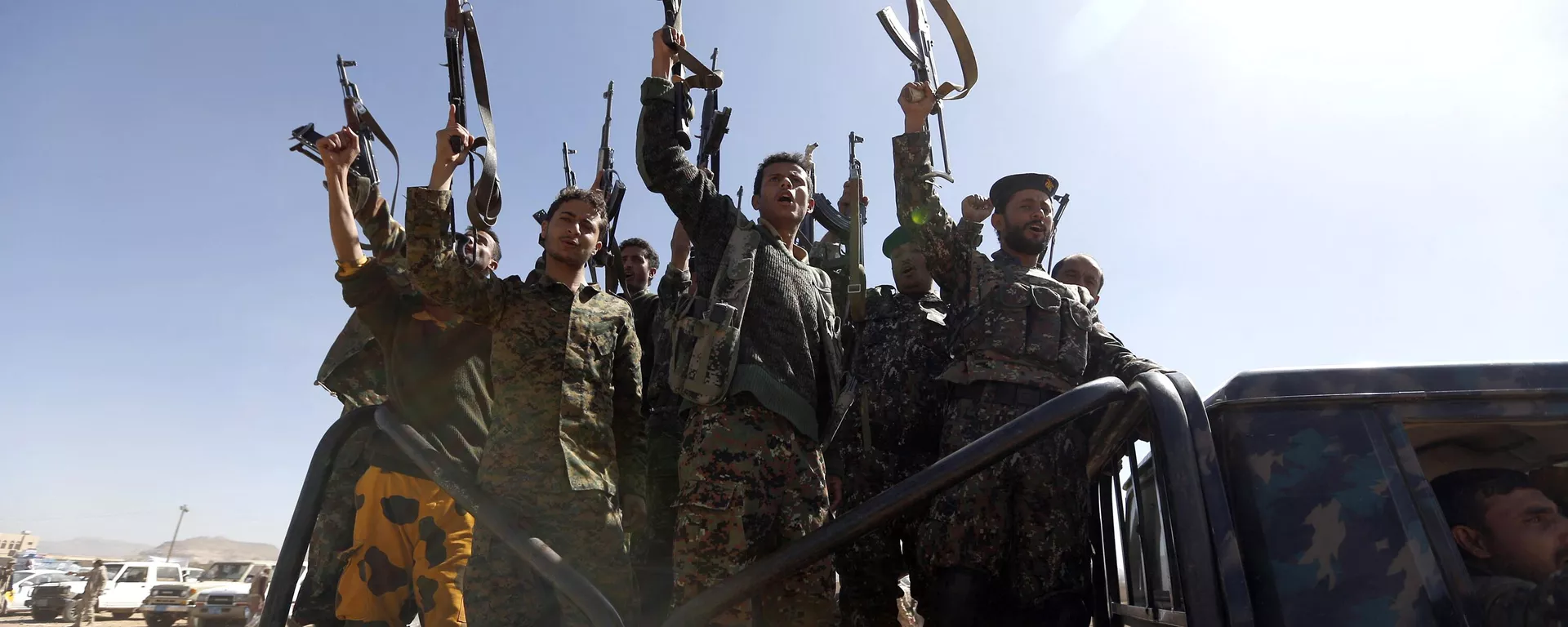Combatentes houthis recém-recrutados em veículo militar durante reunião para mobilizar mais combatentes em Sanaa, Iêmen, 3 de janeiro de 2017 - Sputnik Brasil, 1920, 02.01.2024