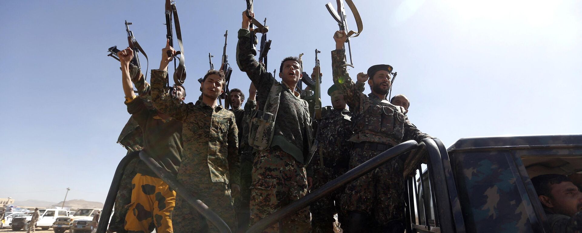 Combatentes houthis recém-recrutados em veículo militar durante reunião para mobilizar mais combatentes em Sanaa, Iêmen, 3 de janeiro de 2017 - Sputnik Brasil, 1920, 07.12.2023