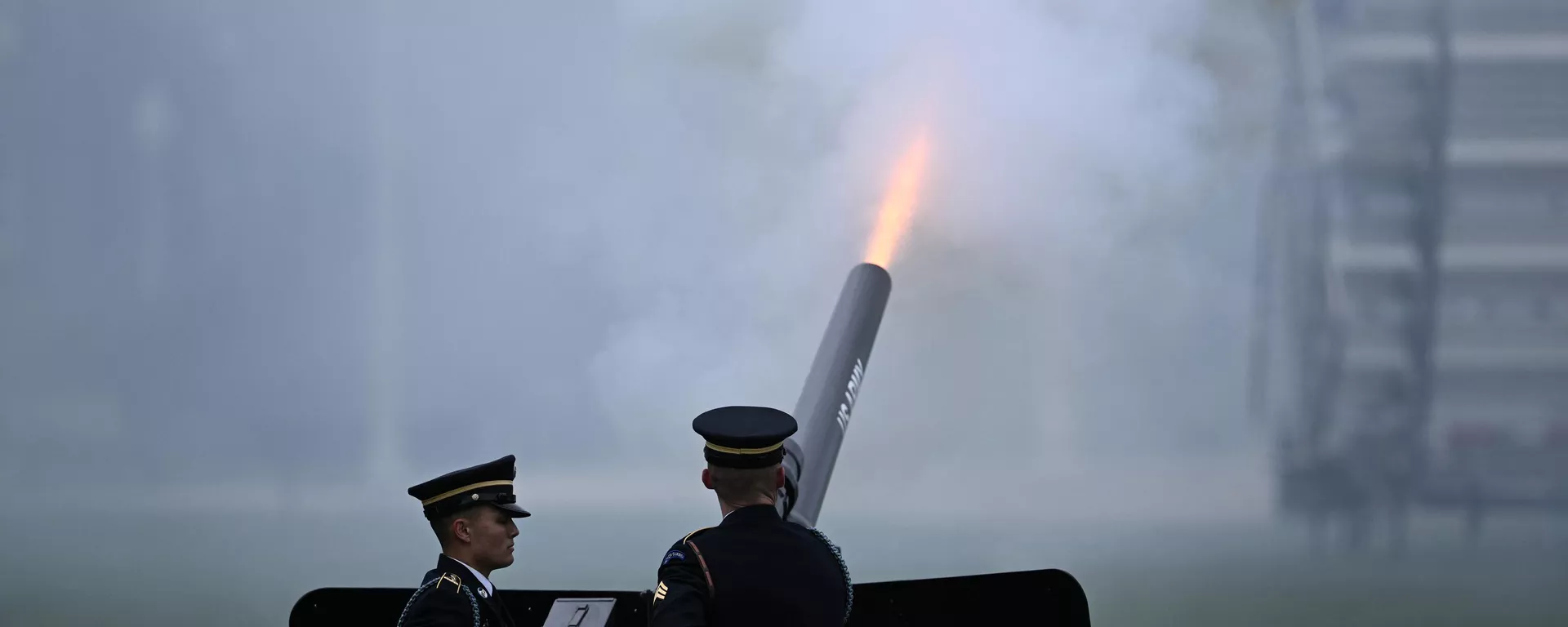 Membros militares disparam artilharia durante um Tributo de Despedida das Forças Armadas em homenagem ao General Mark Milley, 29 de setembro de 2023 - Sputnik Brasil, 1920, 07.12.2023