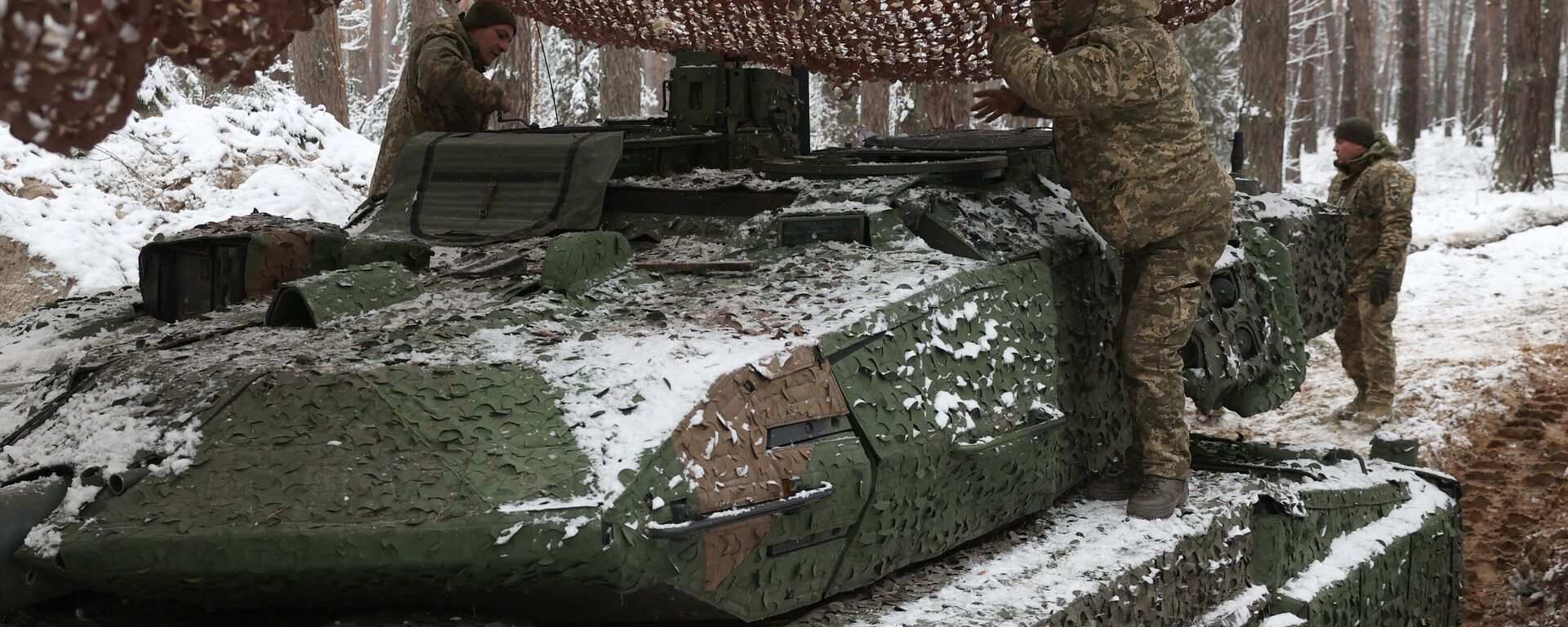 Membros da tripulação de tanques ucranianos da 21ª Brigada Mecanizada estão em um tanque de batalha Leopard 2A5 de fabricação alemã coberto de neve perto do front de combate em um local não revelado na direção de Lyman, região de Donetsk, 21 de novembro de 2023 - Sputnik Brasil, 1920, 07.12.2023