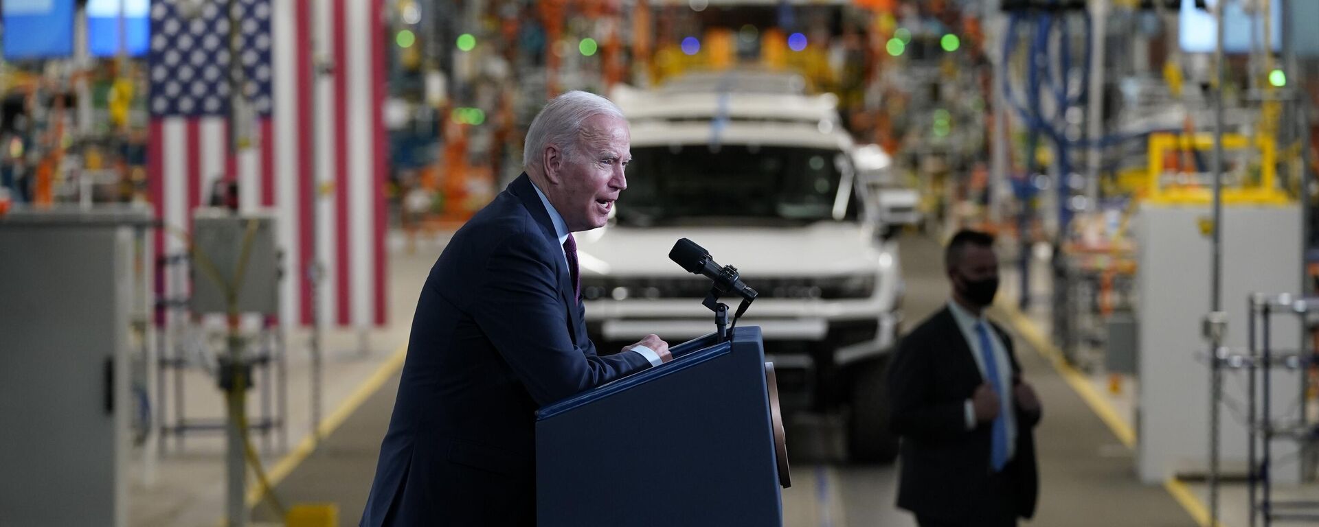 O presidente Joe Biden durante visita à fábrica de montagem de veículos elétricos ZERO, da General Motors Factory (foto de arquivo) - Sputnik Brasil, 1920, 07.12.2023