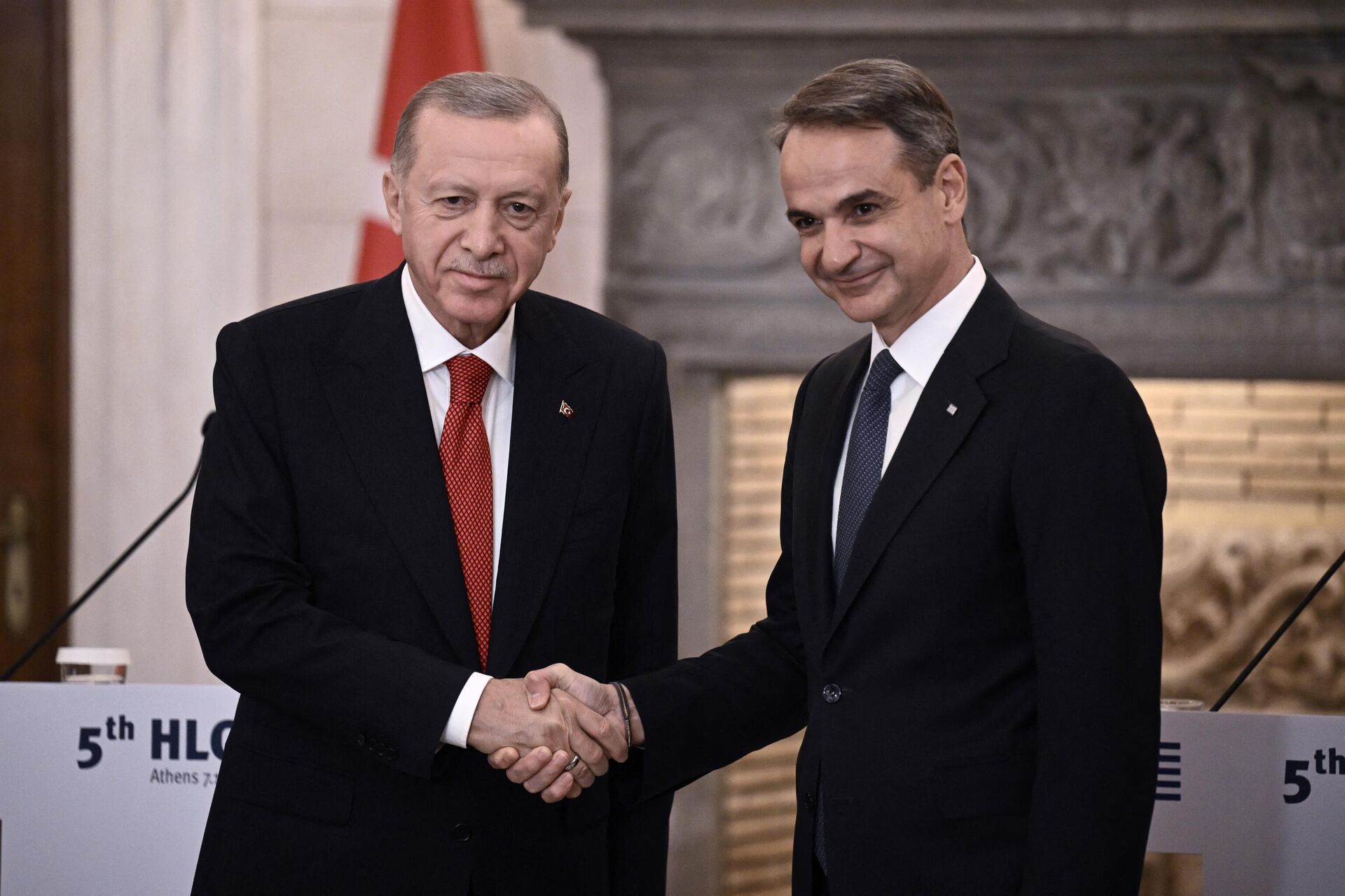 O presidente turco, Recep Tayyip Erdogan, aperta a mão do primeiro-ministro grego Kyriakos Mitsotakis após seu encontro durante uma visita oficial à Grécia, Atenas, em 7 de dezembro de 2023 - Sputnik Brasil, 1920, 07.12.2023