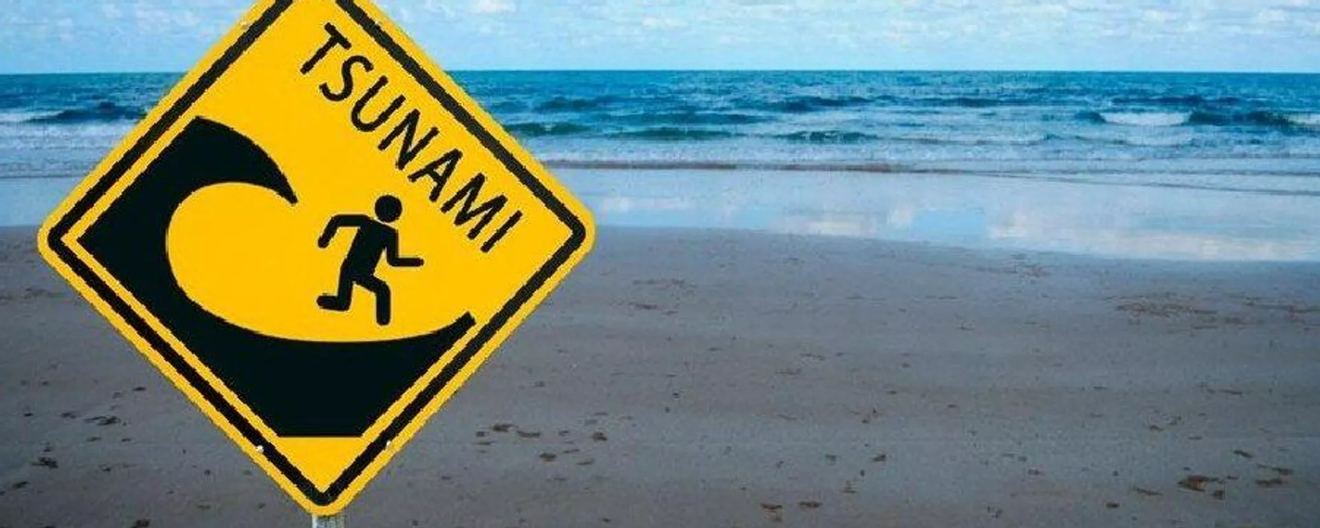 Placa em praia com alerta de tsunami (foto ilustrativa) - Sputnik Brasil, 1920, 07.12.2023