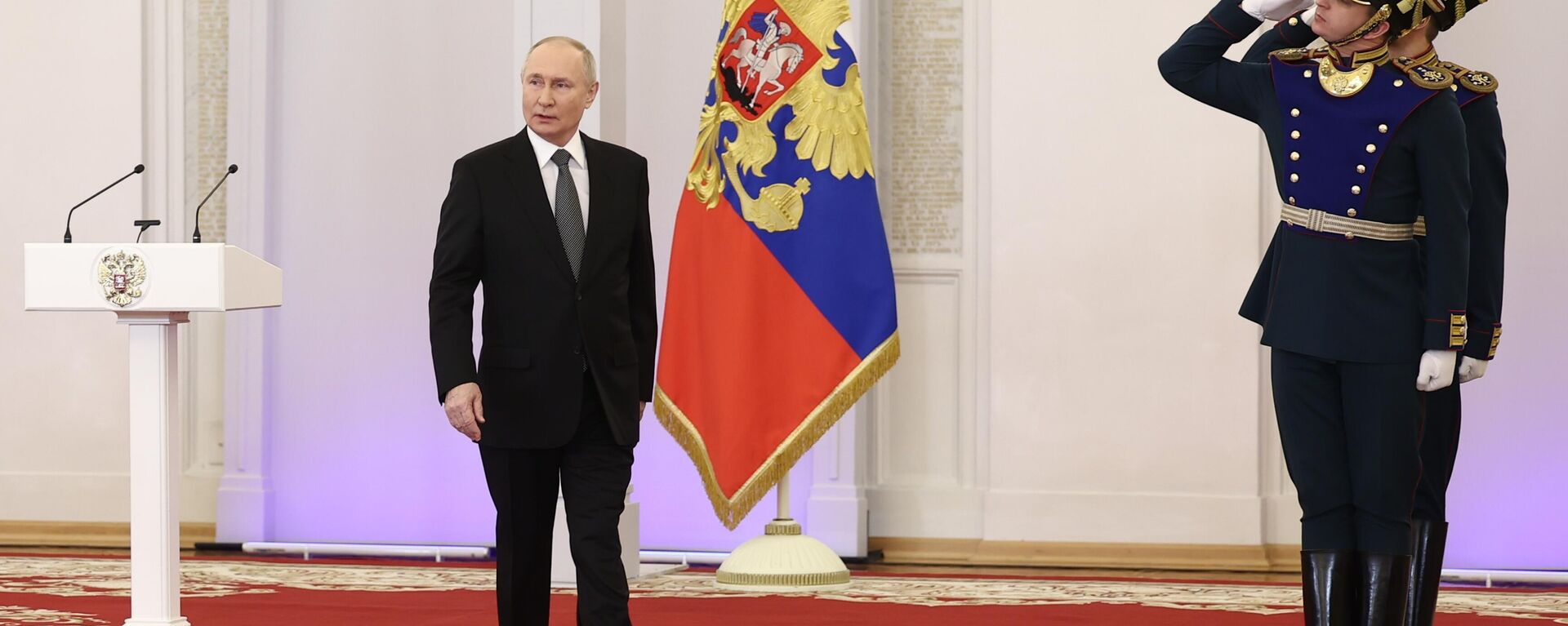 Vladimir Putin, presidente da Rússia, durante cerimônia de entrega de medalhas Estrela de Ouro no Kremlin, na véspera do Dia dos Heróis da Pátria, foto publicada em 8 de dezembro de 2023 - Sputnik Brasil, 1920, 08.12.2023