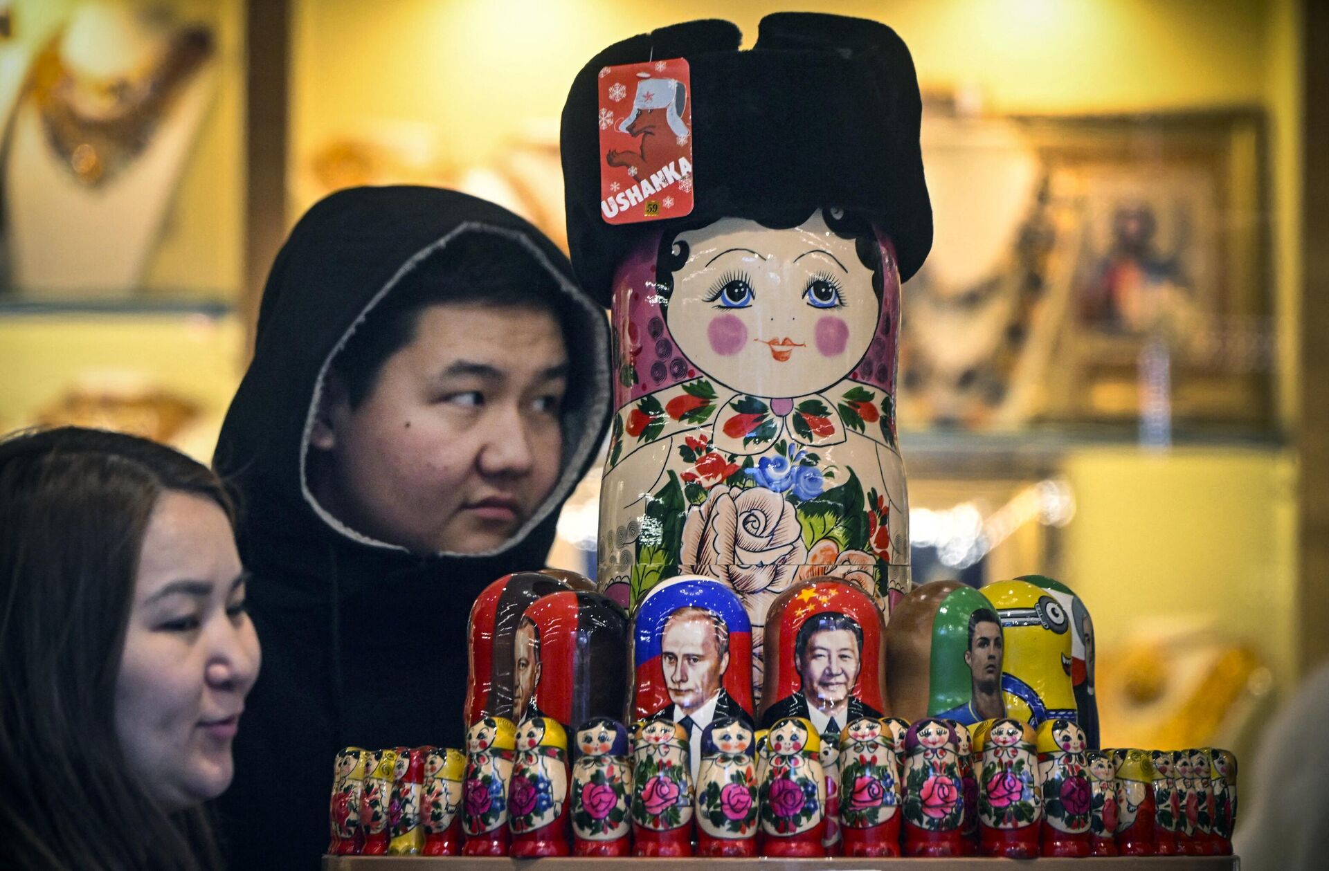 Turistas inspecionam Matryoshkas do presidente chinês Xi Jinping e de seu homólogo russo Vladimir Putin na turística rua Arbat, no centro de Moscou, em 15 de novembro de 2023 - Sputnik Brasil, 1920, 08.12.2023