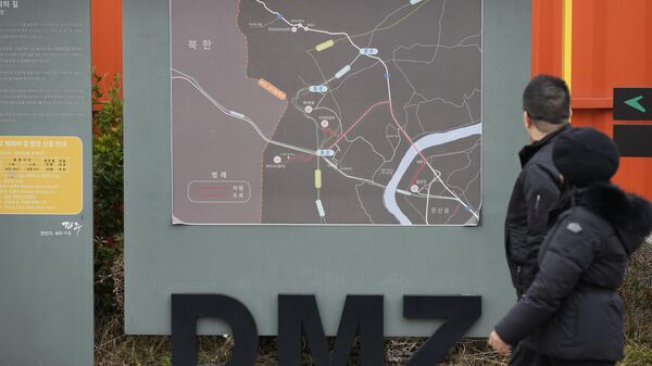 Visitantes passam ao lado de mapa da Zona Desmilitarizada intercoreana no Pavilhão Imjingak em Paju, Coreia do Sul, 22 de novembro de 2023 - Sputnik Brasil