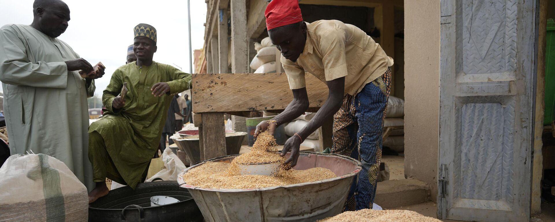 Grãos são comercializados em mercado de rua na Nigéria, país que vive uma intensa guerra civil. Kano, 14 de julho de 2023 - Sputnik Brasil, 1920, 08.12.2023