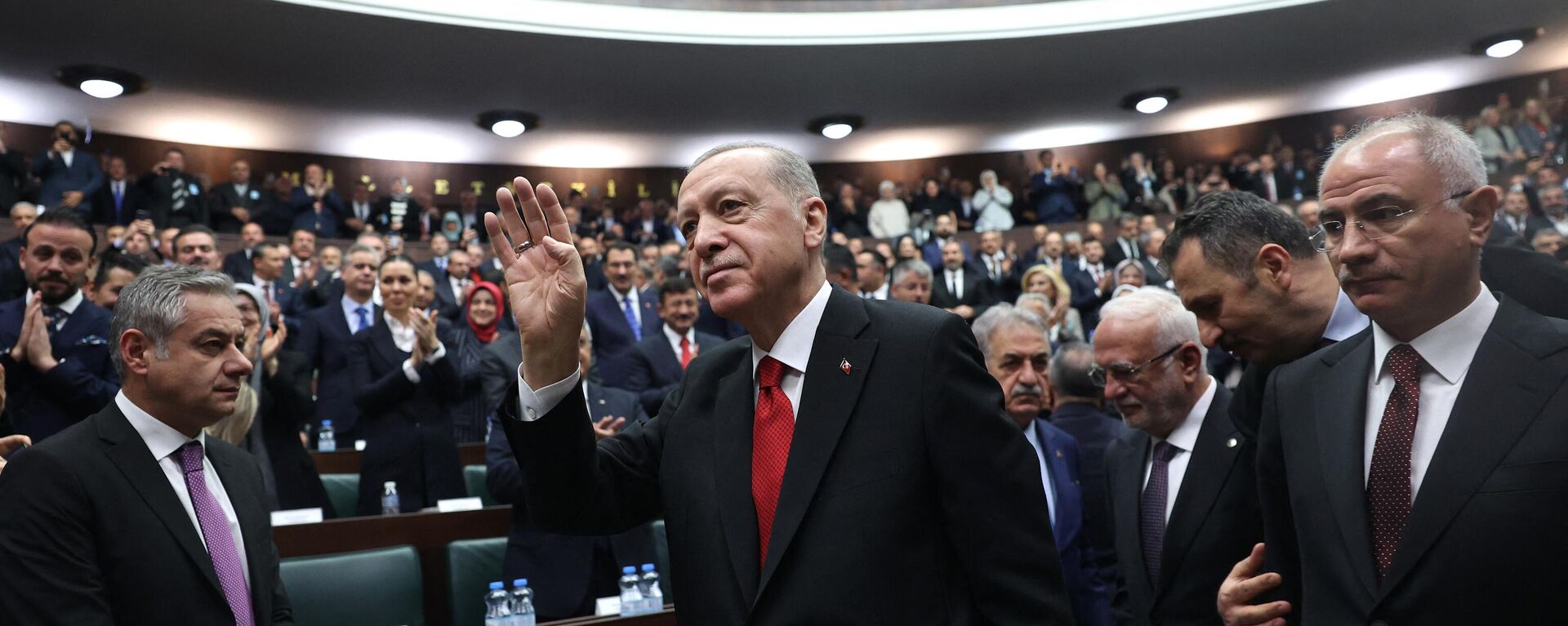 O presidente turco e líder do Partido da Justiça e Desenvolvimento, Recep Tayyip Erdogan, participa de reunião do grupo de seu partido na Grande Assembleia Nacional da Turquia, em Ancara, em 29 de novembro de 2023 - Sputnik Brasil, 1920, 08.12.2023