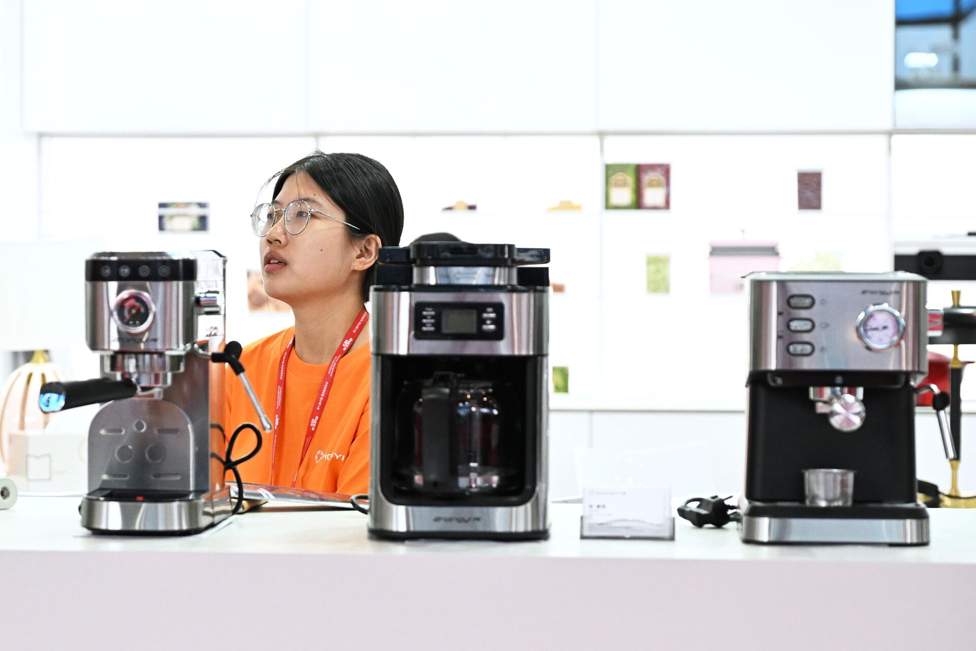 Vendedora de máquinas de café na abertura da VII Expo China-Rússia, em Ecaterimburgo. Rússia, 11 de julho de 2023 - Sputnik Brasil, 1920, 08.12.2023