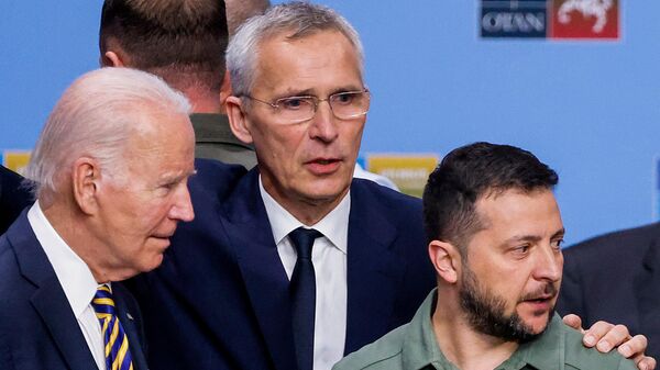 O presidente dos EUA, Joe Biden (à esquerda), o secretário-geral da Organização do Tratado do Atlântico Norte (OTAN), Jens Stoltenberg (ao centro), e o presidente da Ucrânia, Vladimir Zelensky, conversam antes de reunião sobre a Ucrânia, em Vilnius, Lituânia, em 12 de julho de 2023 - Sputnik Brasil