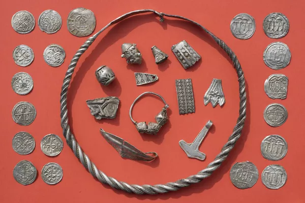 Joias e moedas medievais descobertas durante escavações na ilha alemã de Rugen, no mar Báltico - Sputnik Brasil