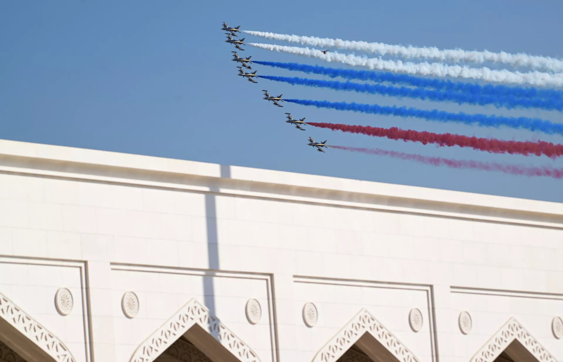 Aviões das Forças Armadas dos Emirados Árabes Unidos liberam fumaça nas cores da bandeira do Estado russo enquanto sobrevoam o Palácio Qasr Al Watan durante uma visita do presidente Vladimir Putin, a Abu Dhabi, nos Emirados Árabes Unidos, 6 de dezembro de 2023 - Sputnik Brasil, 1920, 09.12.2023