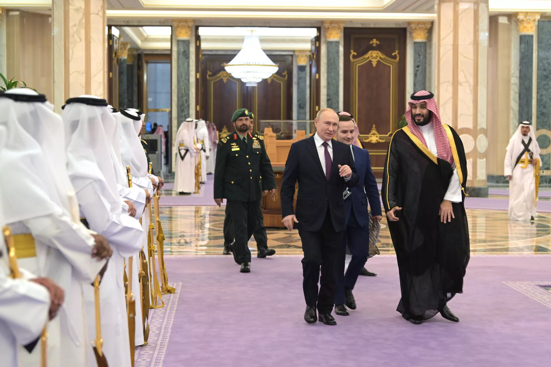 O presidente russo, Vladimir Putin, e o príncipe herdeiro da Arábia Saudita, Mohammed bin Salman Al, chegam para uma reunião no Palácio Al Yamamah, em Riad, na Arábia Saudita, 6 de dezembro de 2023 - Sputnik Brasil, 1920, 09.12.2023