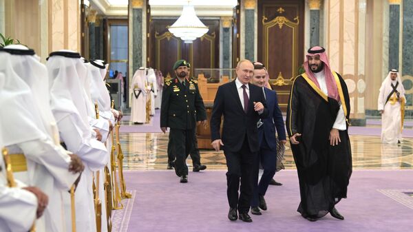 O presidente russo, Vladimir Putin, e o príncipe herdeiro da Arábia Saudita, Mohammed bin Salman Al, chegam para uma reunião no Palácio Al Yamamah, em Riad, na Arábia Saudita, 6 de dezembro de 2023 - Sputnik Brasil