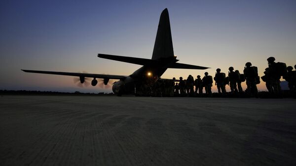 Paraquedistas britânicos da 16ª Brigada de Assalto Aéreo embarcam em avião de transporte C-130 que viajará à Jordânia para um exercício conjunto com soldados jordanianos, na base aérea RAF Akrotiri, Chipre, 23 de junho de 2021 - Sputnik Brasil