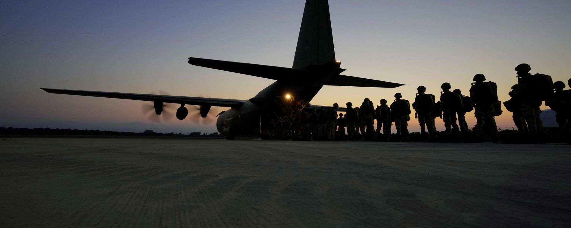 Paraquedistas britânicos da 16ª Brigada de Assalto Aéreo embarcam em avião de transporte C-130 que viajará à Jordânia para um exercício conjunto com soldados jordanianos, na base aérea RAF Akrotiri, Chipre, 23 de junho de 2021 - Sputnik Brasil, 1920, 09.12.2023