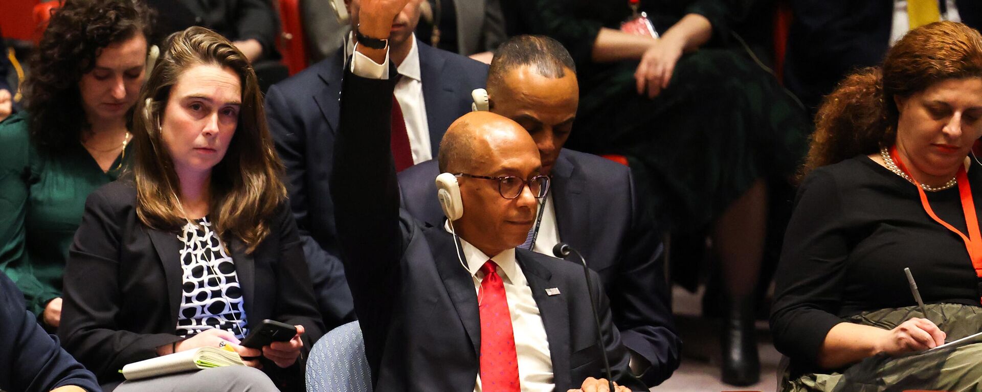 O Embaixador dos EUA, Representante Suplente dos EUA para Assuntos Políticos Especiais nas Nações Unidas, Robert A. Wood, levanta a mão durante uma reunião do Conselho de Segurança das Nações Unidas sobre Gaza, na sede da ONU na cidade de Nova York, em 8 de dezembro de 2023 - Sputnik Brasil, 1920, 09.12.2023