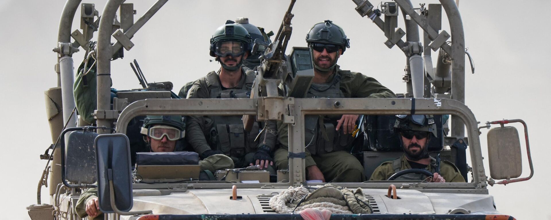 Soldados israelenses patrulham ao longo da fronteira Israel-Gaza em 9 de dezembro de 2023 - Sputnik Brasil, 1920, 24.12.2023