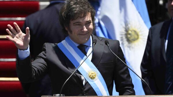 O novo presidente da Argentina, Javier Milei, acena ao fazer um discurso após tomar posse durante sua cerimônia de posse fora do Congresso em Buenos Aires, 10 de dezembro de 2023 - Sputnik Brasil