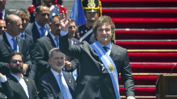 O novo presidente da Argentina, Javier Milei, durante sua cerimônia de posse, fora do Congresso, em Buenos Aires, em 10 de dezembro de 2023 - Sputnik Brasil