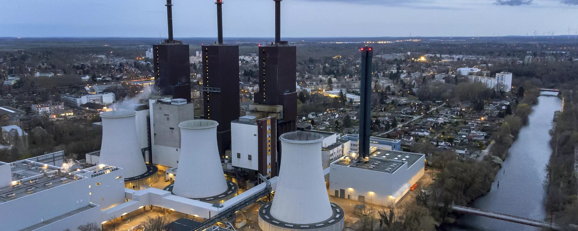 O vapor sai de uma torre de resfriamento da usina a gás Lichterfelde em Berlim, Alemanha, 30 de março de 2022 - Sputnik Brasil, 1920, 10.12.2023