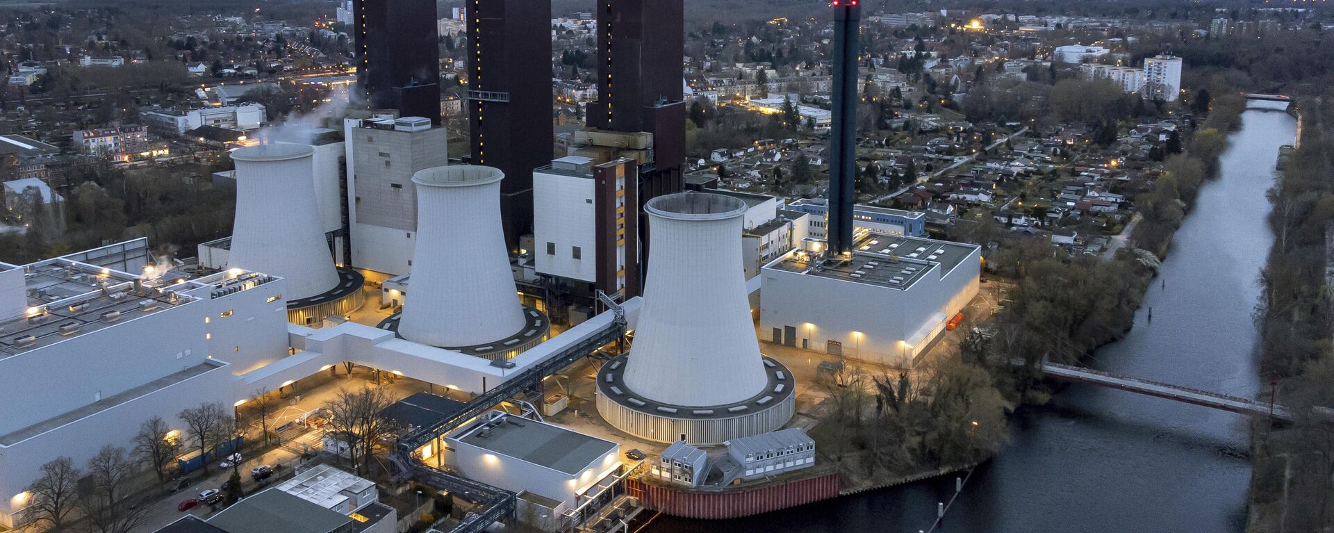 O vapor sai de uma torre de resfriamento da usina a gás Lichterfelde em Berlim, Alemanha, 30 de março de 2022 - Sputnik Brasil, 1920, 10.12.2023