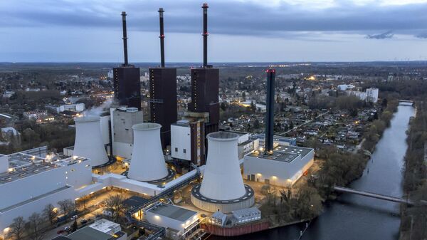 O vapor sai de uma torre de resfriamento da usina a gás Lichterfelde em Berlim, Alemanha, 30 de março de 2022 - Sputnik Brasil