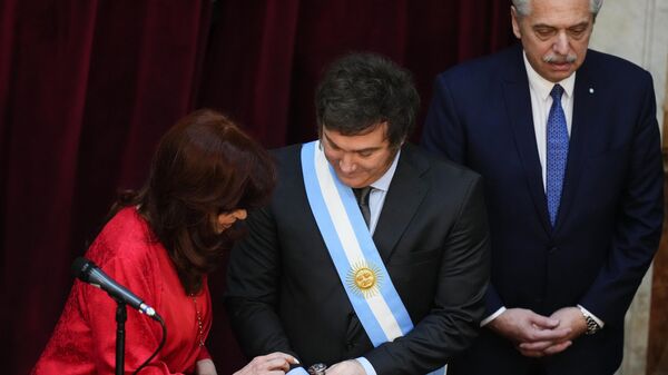 Javier Milei durante cerimônia de possa com o presidente Alberto Fernández e vice-presidente Cristina Kirchner. Buenos Aires, 10 de dezembro de 2023 - Sputnik Brasil