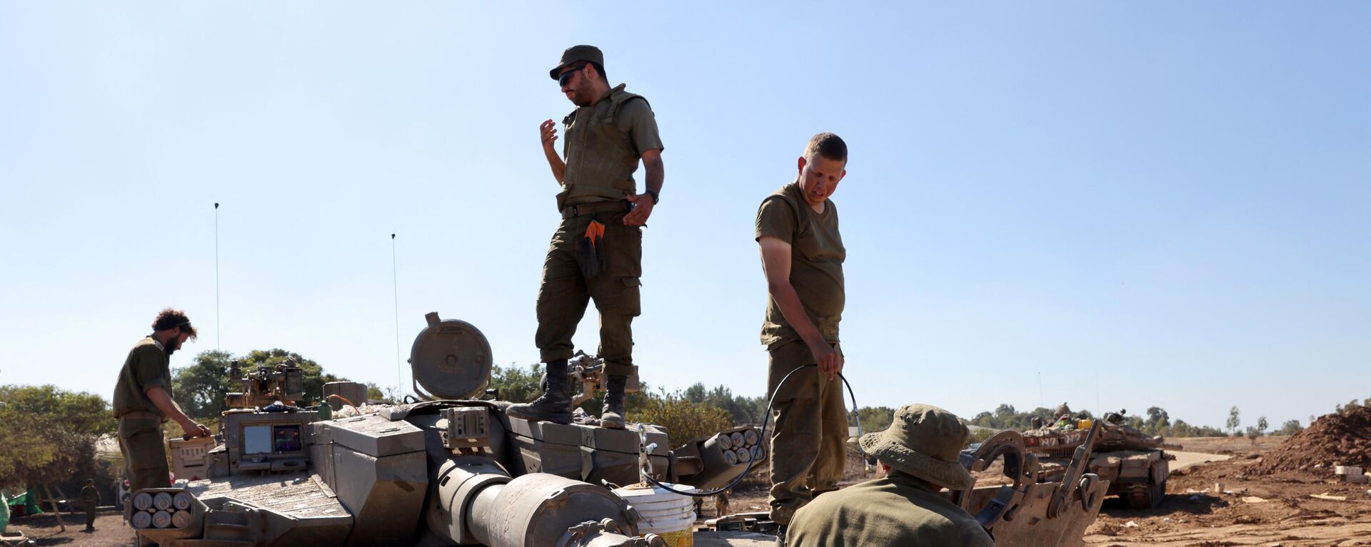 Soldados israelenses estão em seu tanque posicionado perto da fronteira de Israel com a Faixa de Gaza, no sul de Israel, 16 de novembro de 2023 - Sputnik Brasil, 1920, 10.12.2023