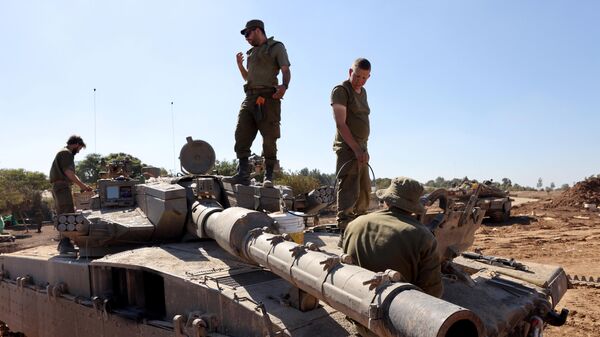 Soldados israelenses estão em seu tanque posicionado perto da fronteira de Israel com a Faixa de Gaza, no sul de Israel, 16 de novembro de 2023 - Sputnik Brasil