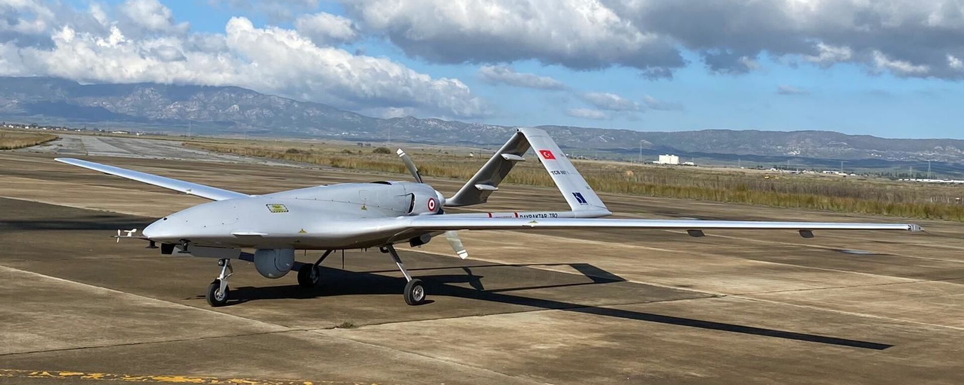 Um drone Bayraktar TB2 de fabricação turca é visto logo após seu pouso em um aeroporto em Gecitkala, conhecido como Lefkoniko em grego, Chipre, 16 de dezembro de 2019 - Sputnik Brasil, 1920, 10.12.2023