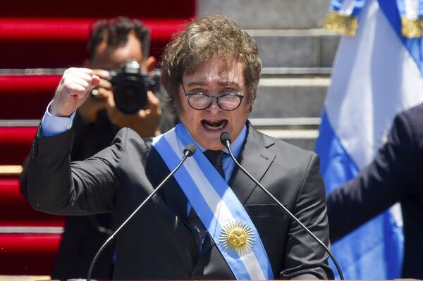 O recém-empossado presidente da Argentina, Javier Milei, fala fora do Congresso, Buenos Aires, Argentina, 10 de dezembro de 2023. - Sputnik Brasil