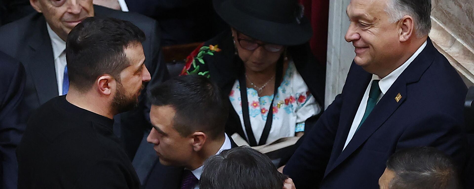 O presidente da Ucrânia, Vladimir Zelensky (E), conversa com o primeiro-ministro da Hungria, Viktor Orbán (D), durante a posse do novo presidente da Argentina, Javier Milei, no Congresso em Buenos Aires, 10 de dezembro de 2023 - Sputnik Brasil, 1920, 12.12.2023