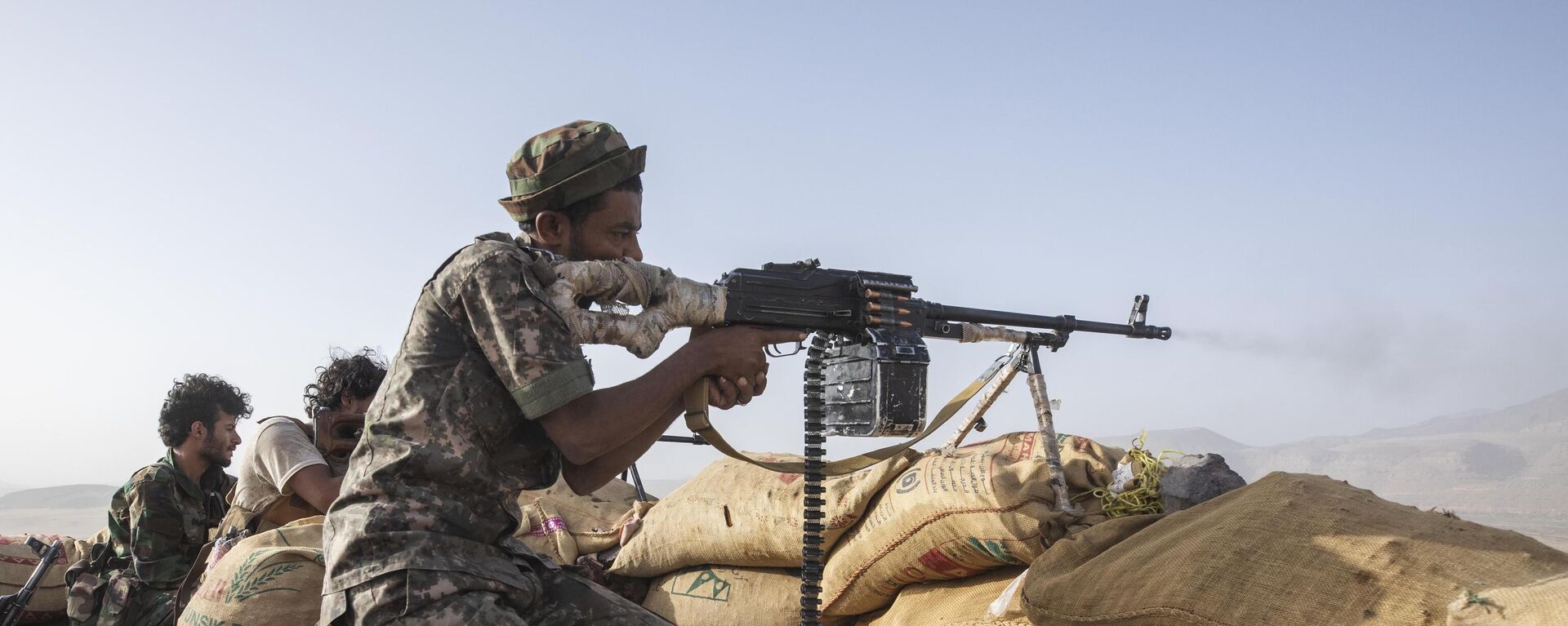 Combatente iemenita apoiado pela coalizão liderada pela Arábia Saudita dispara sua arma durante confrontos com rebeldes Houthi na linha de frente de Kassara, perto de Marib, Iêmen, 20 de junho de 2021 - Sputnik Brasil, 1920, 12.12.2023