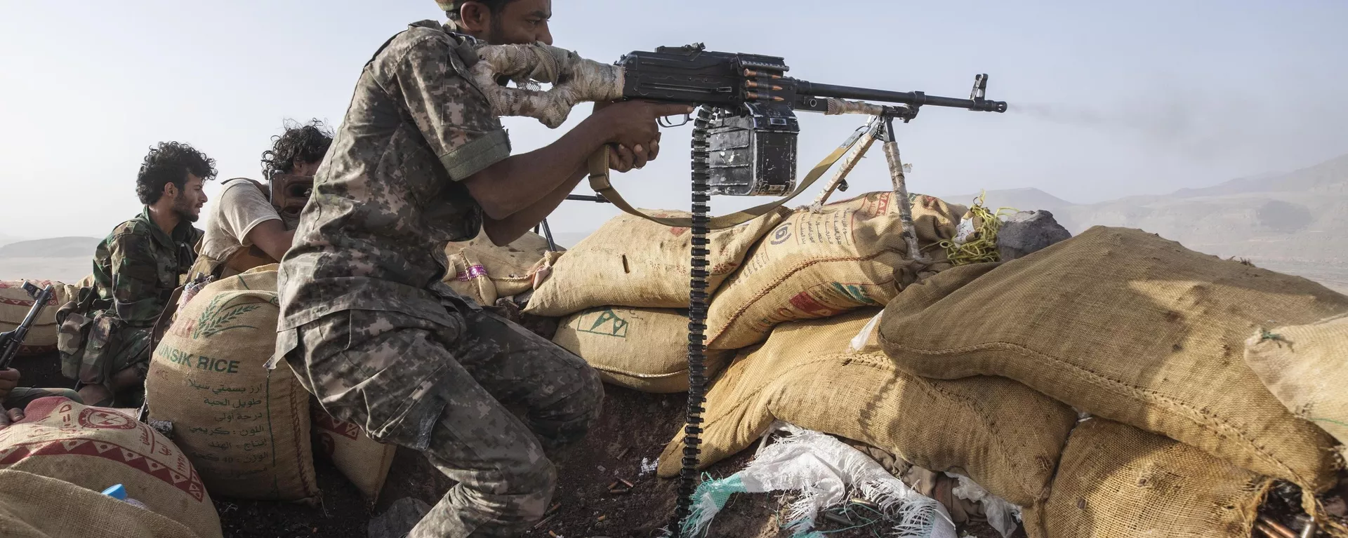 Combatente iemenita apoiado pela coalizão liderada pela Arábia Saudita dispara sua arma durante confrontos com rebeldes Houthi na linha de frente de Kassara, perto de Marib, Iêmen, 20 de junho de 2021 - Sputnik Brasil, 1920, 12.12.2023